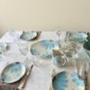 Gien Marguerite blauw servies op een sfeervol gedekte tafel voor een zomerse brunch.