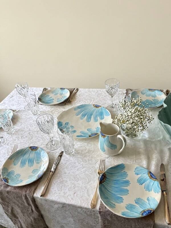 Gien Marguerite blauw servies op een sfeervol gedekte tafel voor een zomerse brunch.