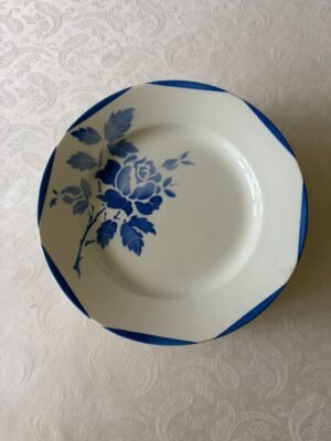 gien mona bord close up gien-mona-bord met blauw rozenmotief