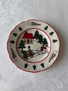 Mason's Christmas Village Boterbordje ma met pard en wagen met kerstboom achterin